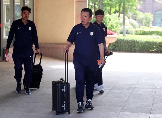 曹汝贞、宋承宪新片定档 2024-10-17 日前，翻拍自哥伦比亚悬疑惊悚电影《黑暗面》的韩国电影《隐藏的步骤》（히든 페이스）官宣定档，并公开三张故事海报和首支预告。