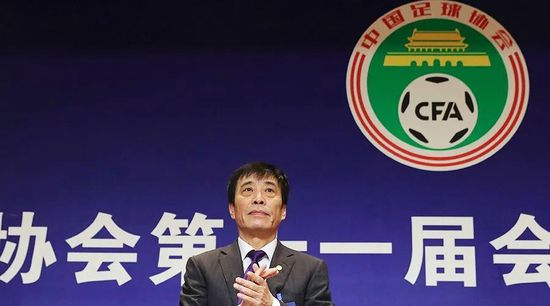 二人一青一蓝，束着发髻很是精神。