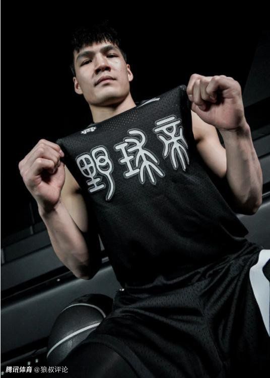 不同于林勤将老林视为需要照顾的“老人”，马腾始终将老林当作独立、有尊严的“老板”，尊重他的意愿与选择，认可他的价值与能力，帮助他完成心中的愿望。