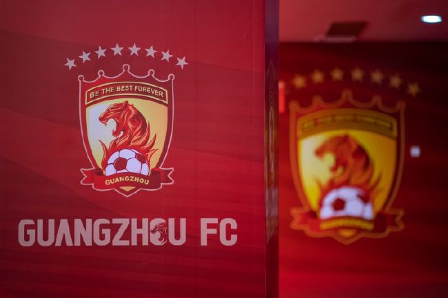 那句经典台词恰是最好的注解：“甜是晨光里化进热粥的糖，咸是暮色中沉入汤底的盐，糖裹住焦灼的苦，盐粒融化孤独的酸。