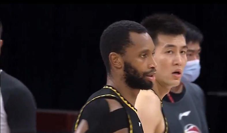 在预告中，格蕾特与韩塞尔被困在一座孤寂的房子内，并被女巫囚禁。