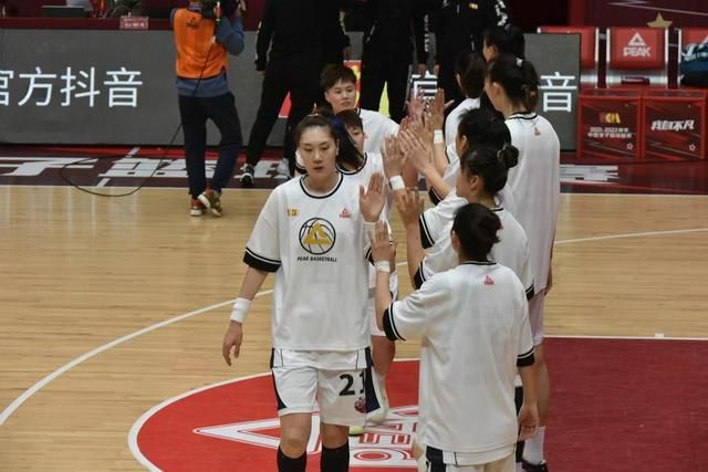 影片由诺拉·芬沙伊德执导，西尔莎·罗南领衔主演，萨斯基亚·里维斯、斯蒂芬·迪兰、劳伦·莱尔、伊祖卡 伦敦电影节开幕片：西尔莎·罗南主演《闪电战》 2024-07-02 7月1日，由史蒂夫·麦奎因自编自导，西尔莎·罗南、埃利奥特·赫弗南主演，哈里斯·迪金森、本杰明·克莱蒙泰、凯西·伯克、保罗·韦勒、斯蒂芬·格拉汉姆等出演的二战题材电影《闪电战》首曝剧照，同时影片官宣 西尔莎·罗南错失“哈利·波特”中的卢娜至今遗憾！