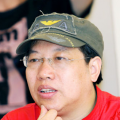 林志玲身着低胸礼服，现场亲自做冰淇林，大露美背小秀事业线并热贴男主持人，娇媚气质一展无余。