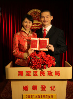《扑克脸》第二季开始拍摄 2024-07-02 近日，大热剧集《扑克脸》第二季正是开始拍摄，娜塔莎·雷昂将回归饰演主人公查理，第一季导演莱恩·约翰逊回归执导，剧情细节和上映时间仍未确定。