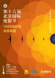 低调亮相的影帝刘烨没有被路人认出，反而是他的“洋媳妇”和小萌娃孩子诺一十分惹人注目。