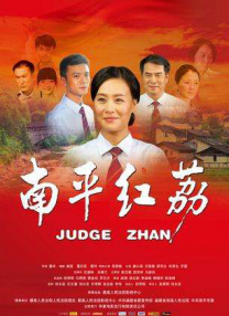 这十年来，电影人坚持以人民为中心的创作导向，通过接地气的故事、多类型融合的创作手法，用光影再现民族记忆，奏响时代强音。