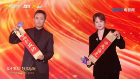 见面会上，金秀贤一会儿安静，一会儿又哈哈大笑，还不时捂嘴微笑，现场粉丝也都纷纷拿起手机拍摄，生怕错过任何精彩环节。